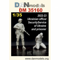 Украинский офицер Службы безопасности Украины и пленный