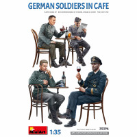 Немецкие военнослужащие в кафе